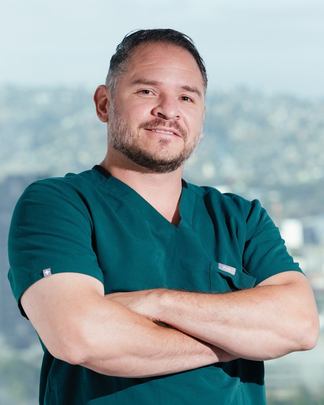 Retrato del Dr. Francisco Javier Cisneros Oliva con uniforme quirúrgico